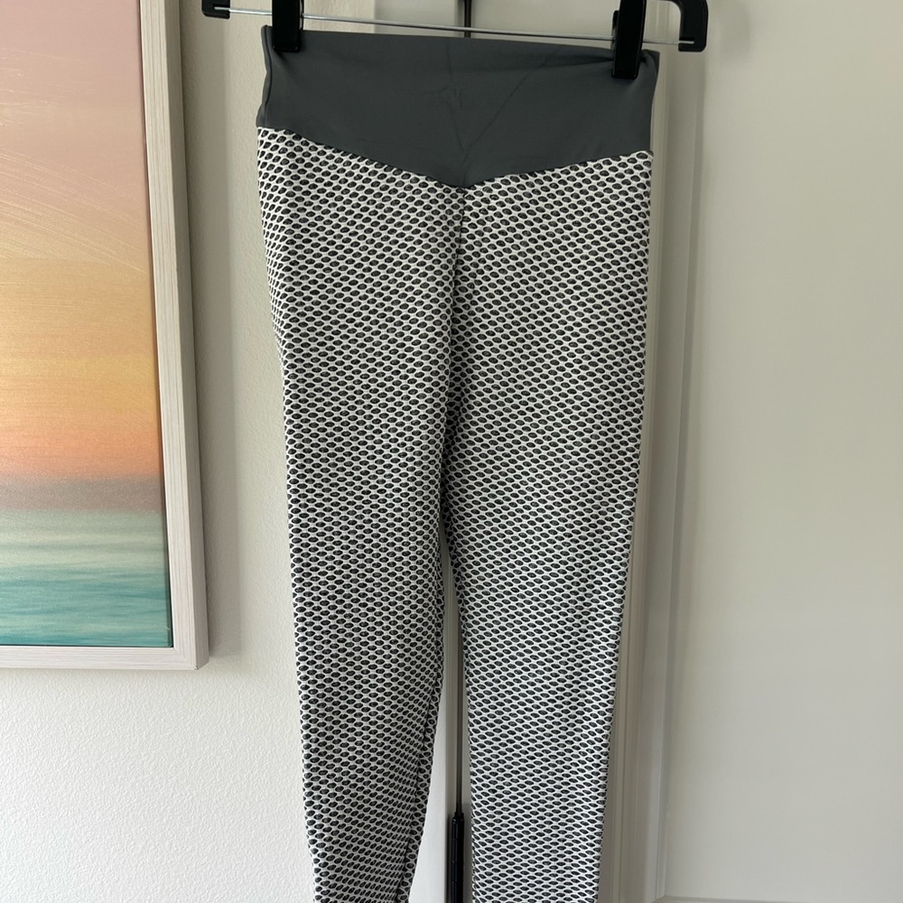 Women's Grey and White Booty Scrunch Leggings